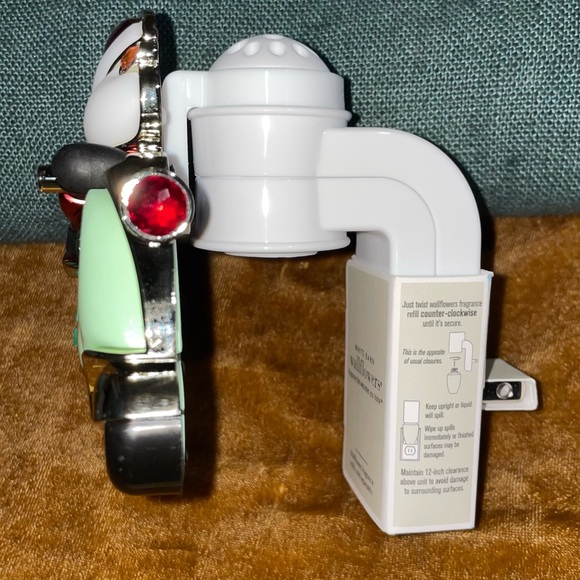 Bath & Body Works Santa’s Scooter Wallflower Plug - Picture 3 of 4